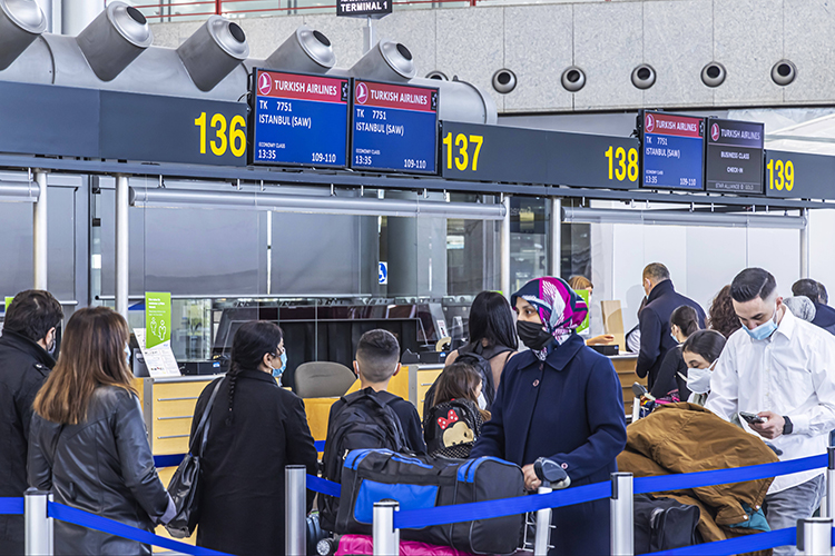 25 января в аэропорту Стамбула продолжалась неразбериха. По подсчетам АТОР, здесь находились около 1,5 тыс. россиян