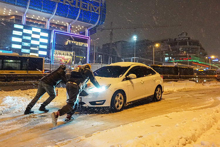 «Я застрял в своей машине на пять часов»: как Стамбул пережил снежный апокалипсис