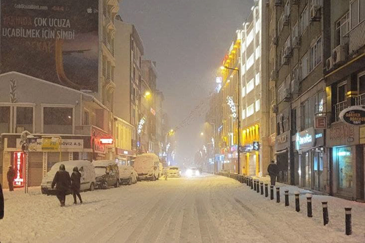 Сильнее всего от непогоды пострадал Стамбул. Здесь снег начал идти еще 21 января