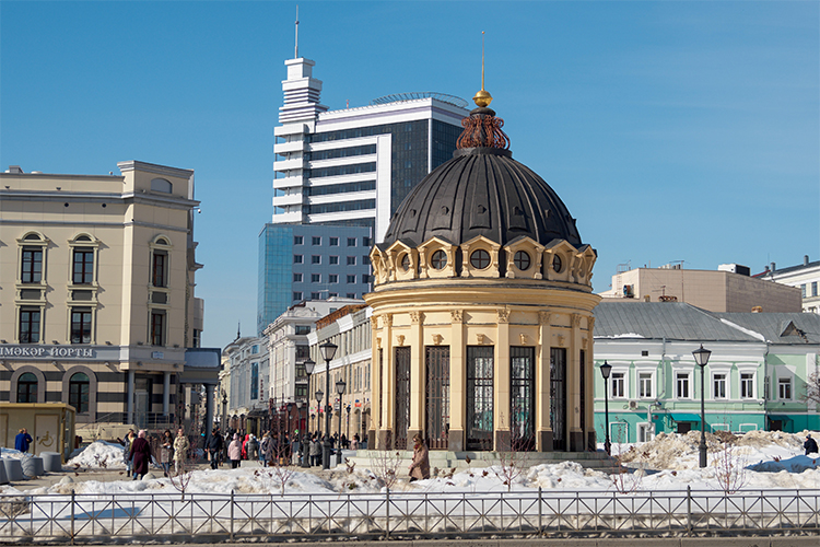Завершает улицу ротонда, символизирующая петербургский Казанский собор
