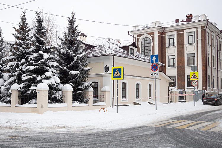 «Домом Осокина» на Петербургской, 53 владеет Айрат Хасанзянов — в феврале 2012 года он купил его с торгов за 14 млн рублей