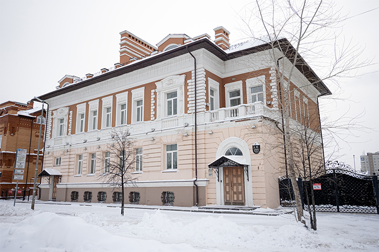 Здание на Петербургской, 82 без опознавательных вывесок принадлежит ООО «Вулкан», которым владеют Рустем Сультеев и его супруга
