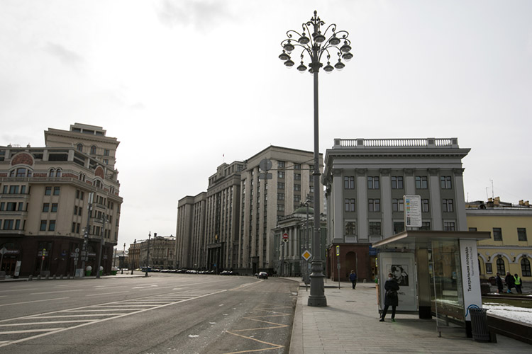 Для центральных улиц Москвы близкое расположение остановок к дороге тоже актуально,  не везде есть возможность их двигать
