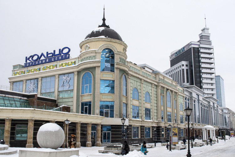 Основателям бизнес-группы «Эдельвейс» Хайруллиным принадлежит почти 84 тыс. кв. метров коммерческой недвижимости в ТРЦ «Кольцо», а также четырехзвездочном «Гранд отель Казань»