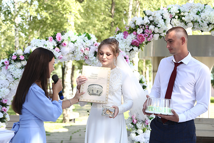«За 2021 год в республике Татарстан 24 651 пара скрепила брачный союз подписями, что на 5303 пары больше, чем в 2020-м (на 27,4% — прим. ред.)»