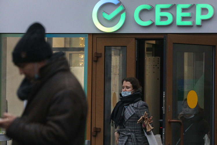 Сбербанк России с 1 февраля поднял ставки по рыночным ипотечным программам на 1 процентный пункт и более, сообщается на сайте банка