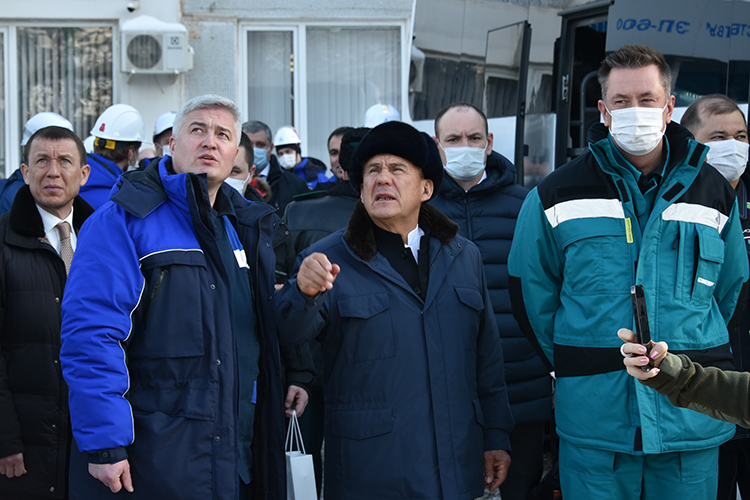 Генеральным директором ПАО «Нижнекамскнефтехим» пока остается Фарид Сафин (второй слева) –выходец из команды ТАИФа. Трое его  заместителей покинут команду