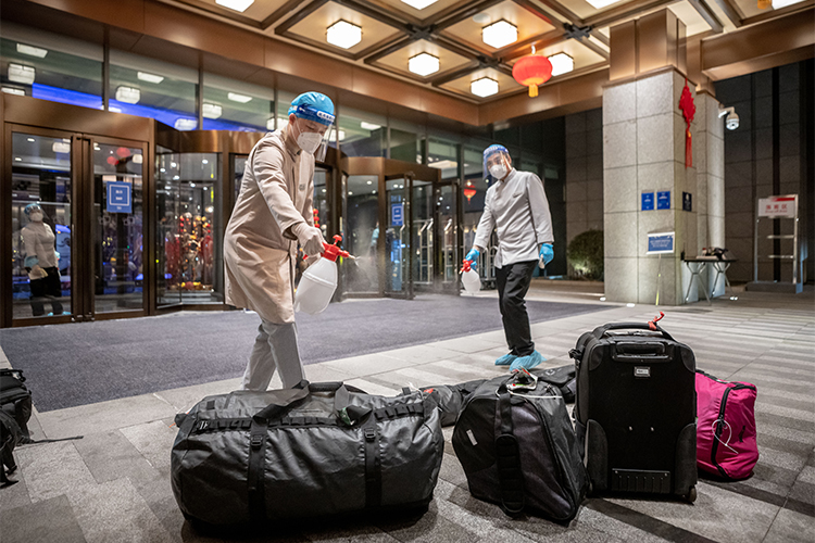 После того, как твой багаж дезинфицировали, можно спокойно ехать в отель