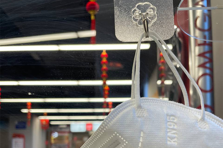 Китайцы любят мелочи: так, в олимпийской столовой есть специальный крючок для маски, чтобы она не испачкалась