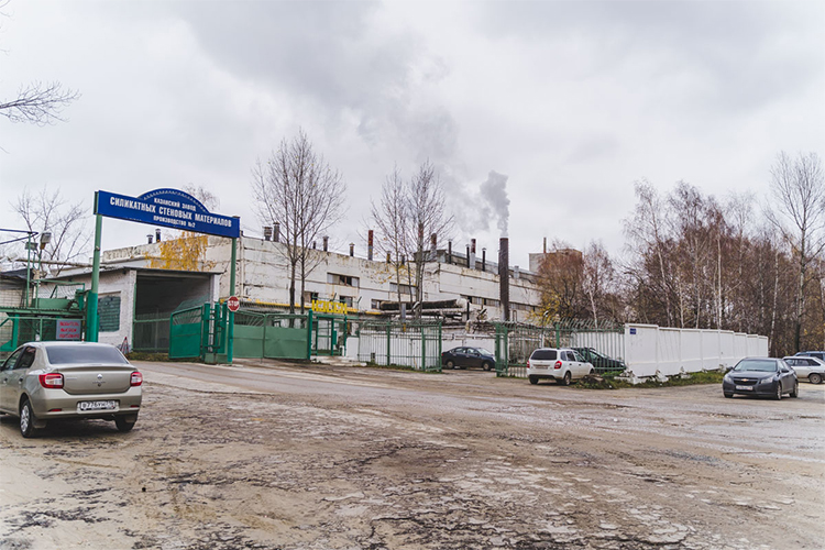 Среди пострадавших может оказаться и Казанский завод силикатных стеновых материалов, входящий в  группу УК «ТАИФ». Завод в числе арендаторов на первой линии от Волги. Хотя срок аренды истекает в 2030 году, завод настоятельно рекомендуют освободить территорию