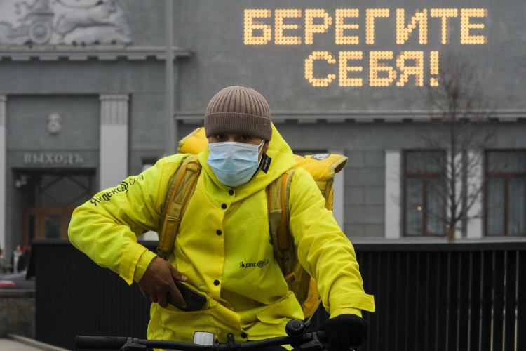 4 февраля побит новый антирекорд — за сутки инфекцию подцепили 168 тыс. россиян, что на 71% выше показателя 28 января. При этом средняя смертность в РФ за неделю снизилась на 2% до 657 человек