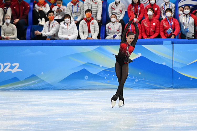Камила Валиева стала первой женщиной в истории Олимпиад, кто выполнил четверной прыжок, а также заработала максимальные десять баллов для сборной России