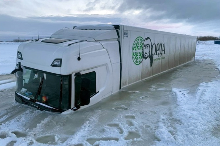 Переправа «Соколка — Новый Закамский» прославилась на всю страну, когда 8 января грузовик, перевозивший 20 тонн каучука из Нижнекамска, ушел под лед в нескольких метрах от берега