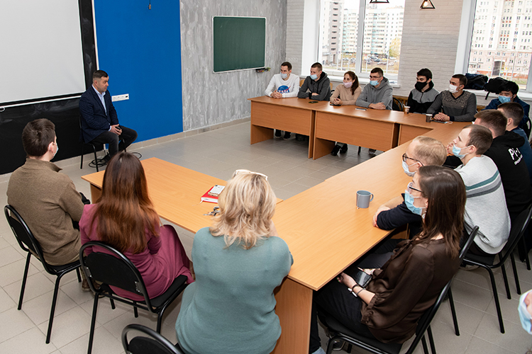 «Абитуриенты поступают в ГРИНТ согласно правилам приема КНИТУ-КАИ и немецких вузов-партнеров, проходят собеседование с российским и немецким со-руководителями программ»