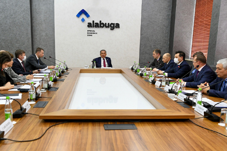 «На заседании наблюдательного совета ОЭЗ «Алабуга» мы приняли новую стратегию развития на пять лет — очень агрессивную, амбициозную, с новым огромным объемом инвестиций»
