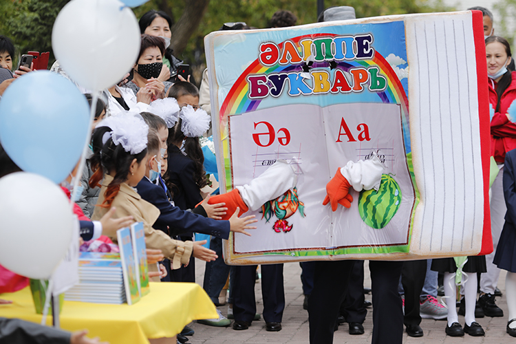 «В данный момент в стране насчитывается около 7 тысяч государственных школ, из них 53,6 процента ведут обучение только на казахском языке, 16,6 процента — на русском языке, 29,4 процента — на казахском и русском языках»