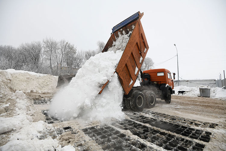 Ежедневно с улиц города вывозят 9 тыс. т снега, из которых 40% складируют на свалках, а 60% отправляют в канализацию