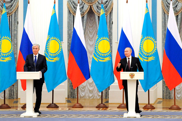 Накануне днем президент Казахстана Владимиром Путиным. Переговоры двух лидеров в Кремле продлились почти 5 часов