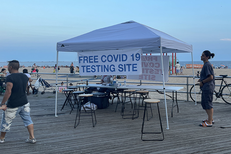 Бесплатное ковид-тестирования у пляжа на Брайтон-Бич