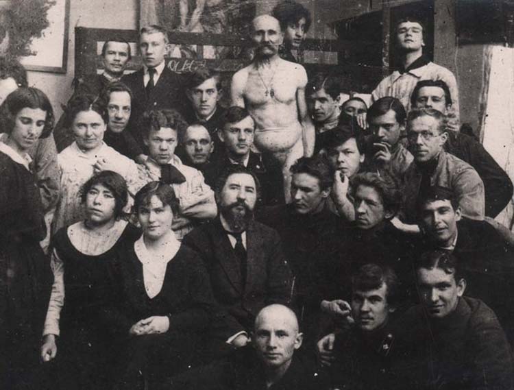 Ученики Казанской художественной школы. Крайняя слева Александра Платунова, справа от нее через одного - Чеботарев