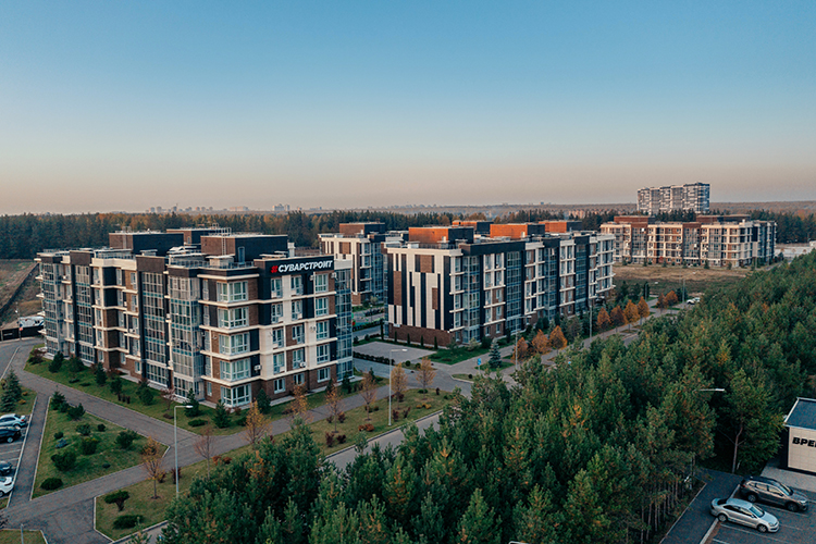 Ведется строительство второй очереди экокомлекса «Времена года» — там появится четыре пятиэтажных дома бизнес-класса с видом на лес в Приволжском районе Казани