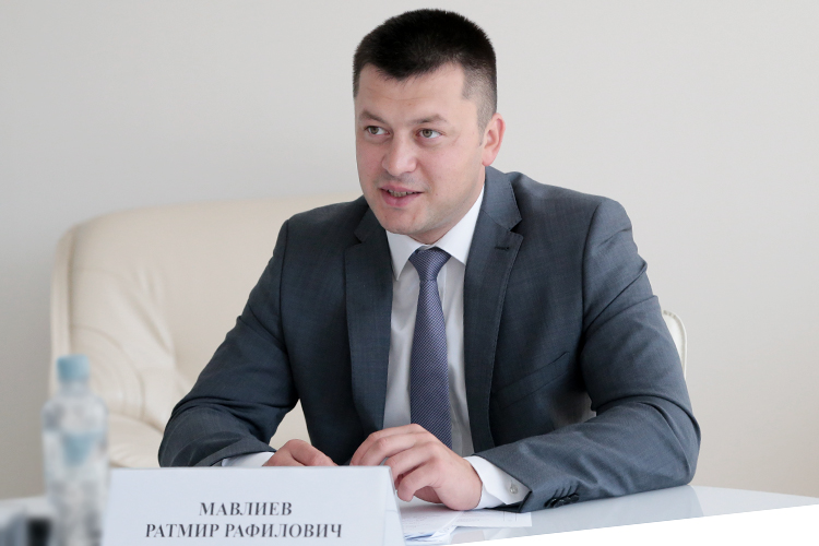 Ратмир Мавлиев родился в Нефтекамске, по национальности татарин. За почти три года руководства Нефтекамском он успел зарекомендовать себя как отзывчивый мэр и активный пользователь соцсетей