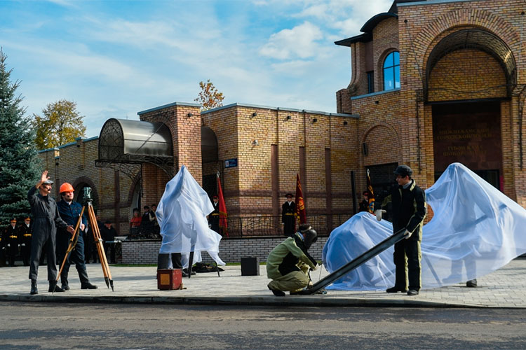 Давыдов получил 24,5 млн рублей за многофигурную скульптурную композицию «Мы знали-город будет» из девяти двухметровых бронзовых фигур