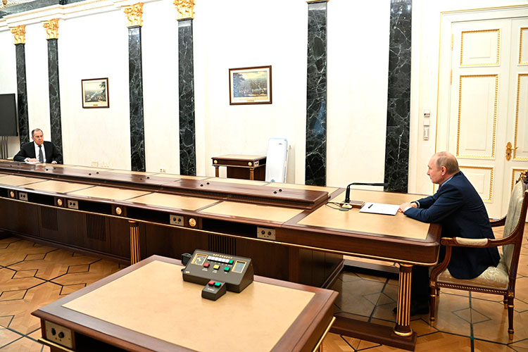 Накануне вечером Путин встретился с Шойгу и Лавровым, который обсудил реакцию Москвы на ответ НАТО и США по гарантиям безопасности в Европе