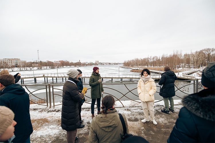 Новое здание театра планируют возвести на набережной озера Нижний Кабан на пересечении улиц Хади Такташа и Назарбаева. Всего поступило 537 заявок, в финал прошли 8 консорциумов