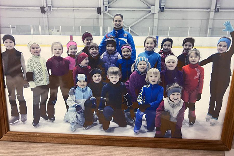 Группа Камилы Валиевой в школе олимпийского резерва. Если вы не можете опознать саму Камилу, то она в красном костюме