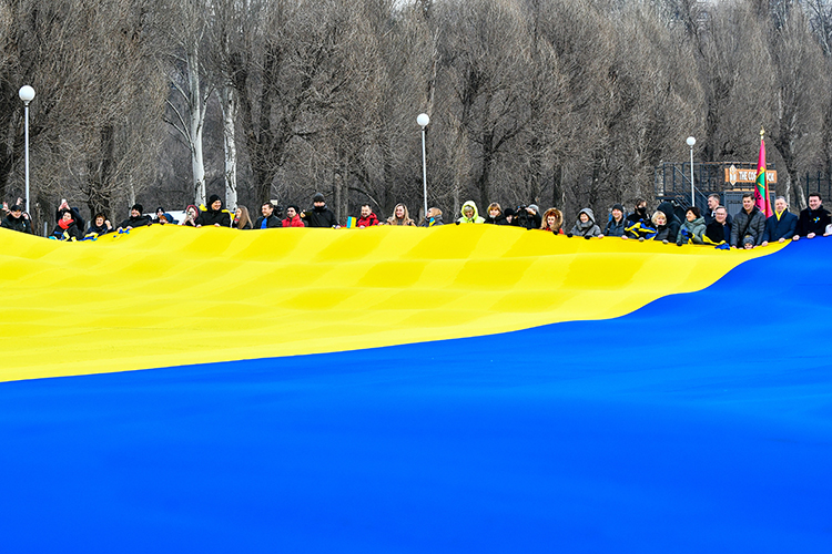 «Украинский народ нельзя мазать одной краской. Там очень разные настроения. Есть люди, которые озверели и готовы убивать и вешать всех москалей. Это слой бандеровского типа. Они уже столбы определили — москаляку на гiлляку»