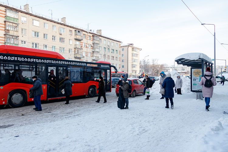 Перевозчики направили обращение премьер-министру РТ Алексею Песошину с просьбой с 1 января 2022 года ввести ежемесячную компенсацию убытков из-за введения QR-кодов в общественном транспорте