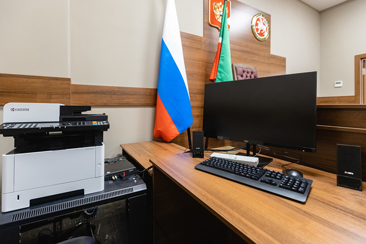 Этот год в Татарстане объявлен годом цифровизации. По словам Салихова, суды республики уже используют электронный документооборот (аж с 2013 года), а также сервис дистанционного участия в судебных заседаниях