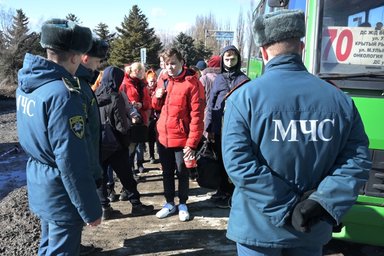 На территориях обеих республики в эти часы проходит эвакуация мирных граждан в Ростовскую область, где готовы места для размещения граждан и где их обеспечат всем необходимым