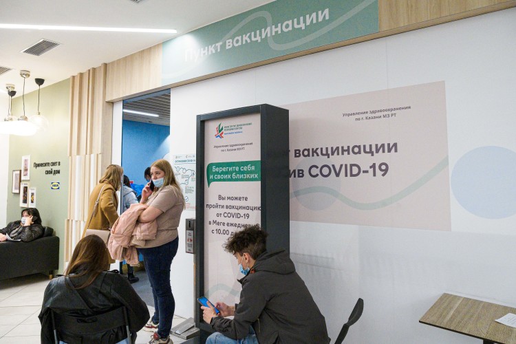 В Казани первым компонентом вакцины от коронавируса привились 81% взрослых жителей столицы РТ, среди горожан старше 60 лет этот показатель составил 69,5%