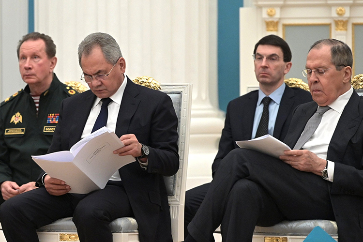 «Готовятся либо большие, серьезные провокации, либо силовой вариант решения вопросов по Донбассу», — сделал вывод Сергей Шойгу (слева)