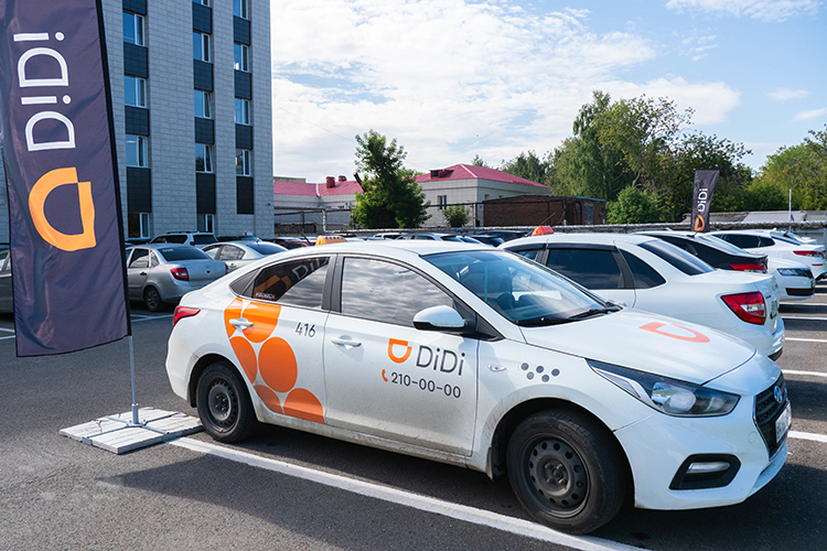 Водители такси и пассажиры получили от китайского сервиса DiDi оповещение о прекращении работы в России с 4 марта. До этого дня поездки можно совершать в обычном режиме