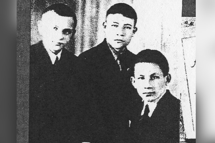 Мухаммат крайний слева и товарищи Казань 1938 год