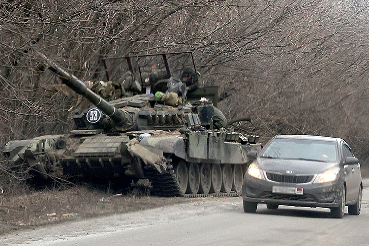 На фото: ДНР. Донецк. Военная техника на автодороге