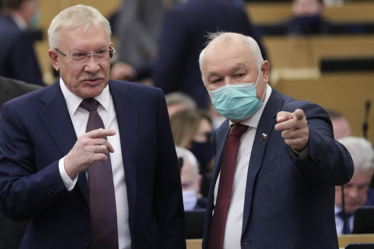 Олег Морозов (на фото с Ильдаром Гильмутдиновым (справа) оказался одним из «счастливчиков» –избежал запрета на въезд в Европу и замораживание активов
