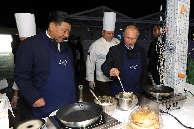 «Китай уже объяснил там 33 раза: «Ребята! Мы с Россией не плечом к плечу, а спиной к спине» (на фото: Владимир Путин и Си Цзиньпин (слева)