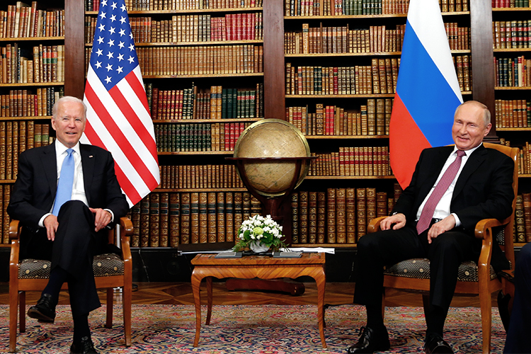 «То, что Байден (слева) пошел на переговоры с Путиным, — это следствие объективное, это вещь, которую нужно понимать. Это не субъективный процесс, это не решение Путина. Путин всего лишь более адекватен объективному процессу разрушения этой модели, чем другие»
