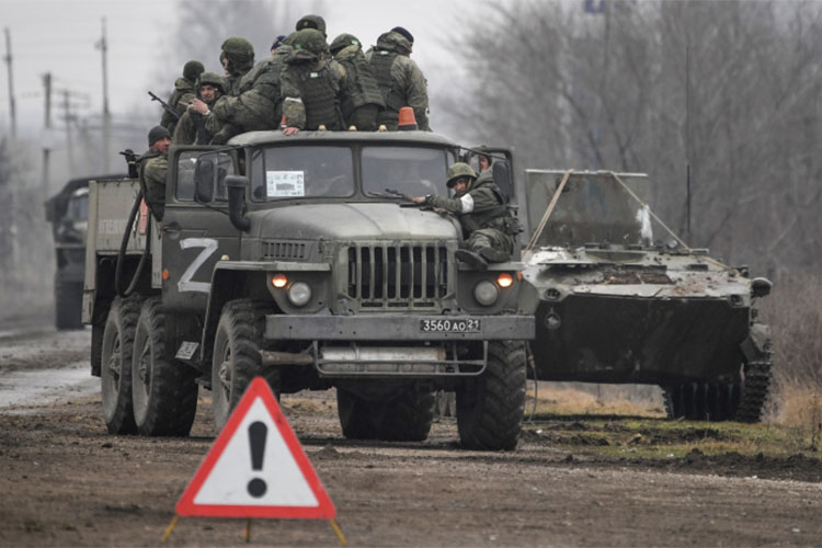 Уже несколько дней  в нескольких километрах от Белгорода стояла российская армия со множеством танков и бронетехники, маркированная таинственной буквой «Z»