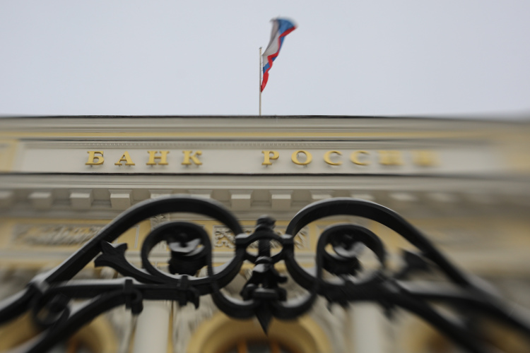 Центробанку РФ запретили операции, связанные с управлением резервами и активами российского регулятора
