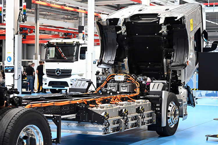 Крупнейший в мире производитель грузовиков, немецкий концерн Daimler Truck замораживает сотрудничество с «КАМАЗом» после почти 12 лет совместной работы