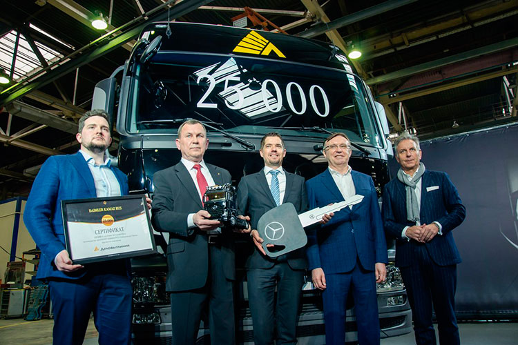 На фото: Торжественная передача 25 000 грузовика, произведенного на заводе Daimler Kamaz Rus в Набережных Челнах