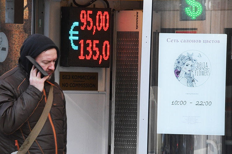 В сложившихся условиях огромного профицита Рябов прогнозирует укрепление рубля вплоть до 40 за доллар
