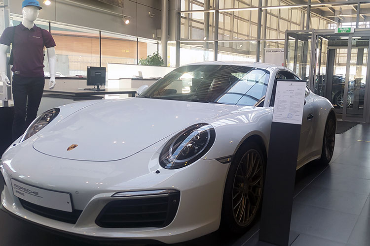 В автосалоне Porsche на проспекте Ибрагимова стоят пока еще новенькие спорткары, но со старыми ценами. Так, на Porsche 911 Carrera 4S красуется цифра в 8,795 млн рублей