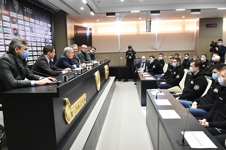 Сегодня в «Татнефть Арене» игроки «Ак Барса» в компании с президентом клуба Наилем Магановым пообщались с Рустамом Миннихановым на традиционной встрече перед стартом в плей-офф