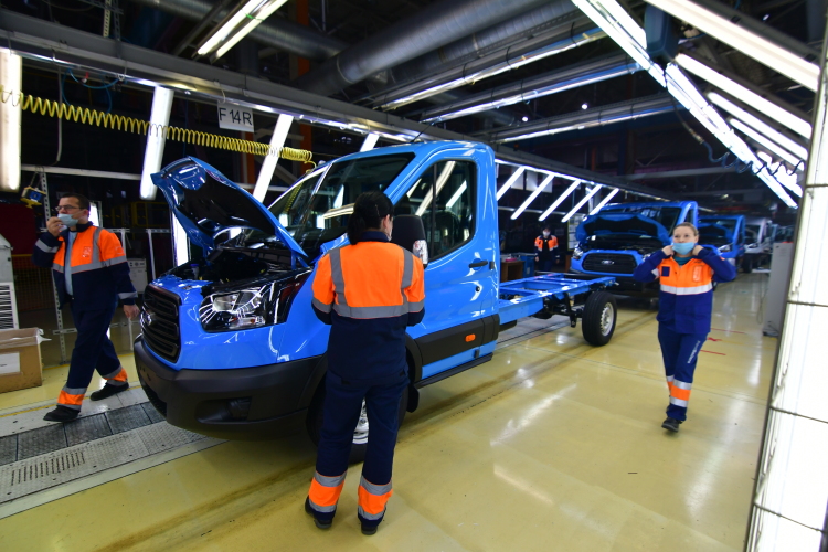 На заводе в Елабуге сегодня трудятся 1400 сотрудников. Только в феврале компания  увеличила производство и наняла еще 100 рабочих. За январь 2022 года дилеры продали 1005 Ford Transit — это был  абсолютный рекорд по продажам